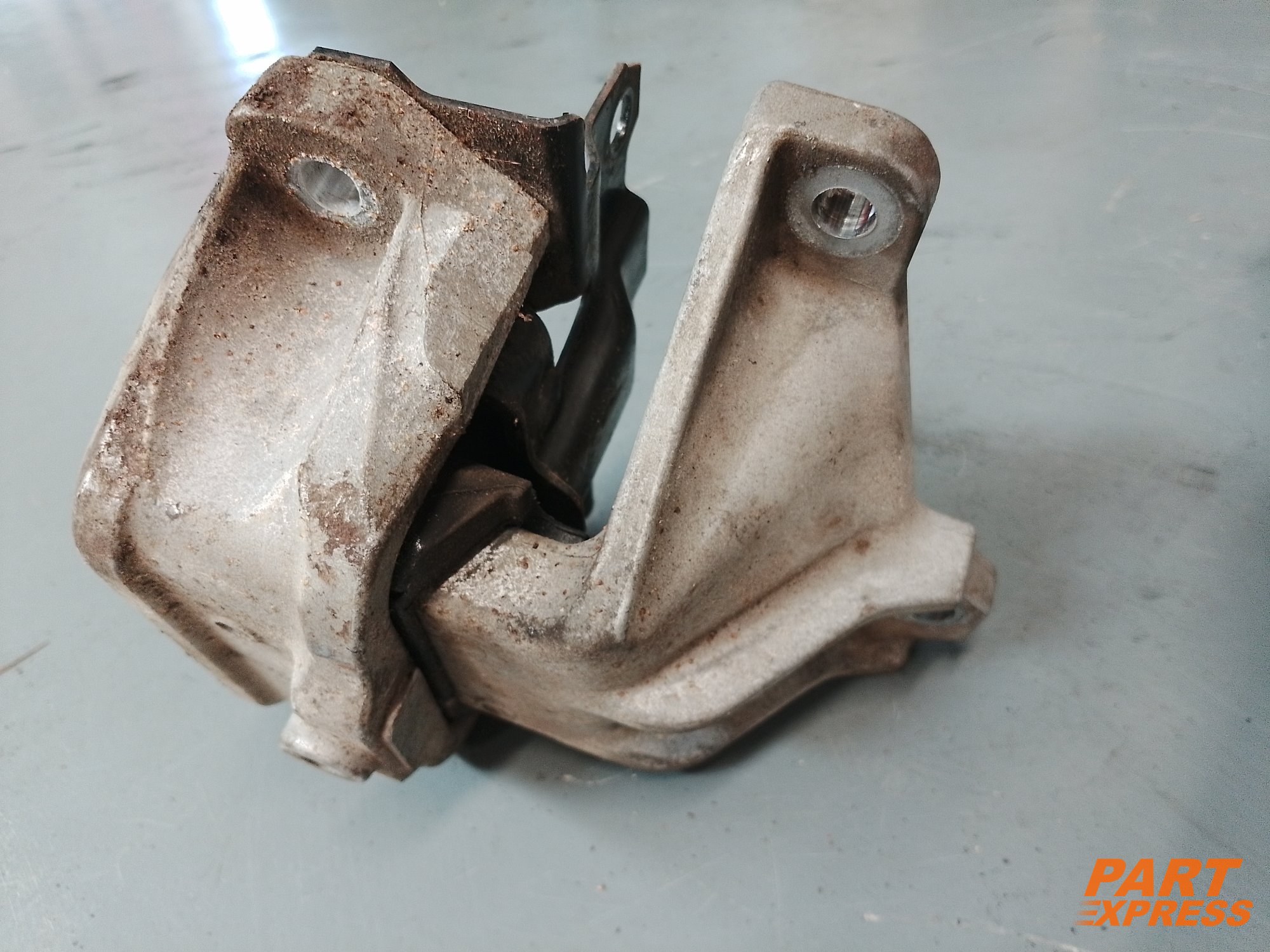 Motorhalter links Mitsubishi Outlander III E200 110kW 2.2DiD 4N14 2910A133 – 3