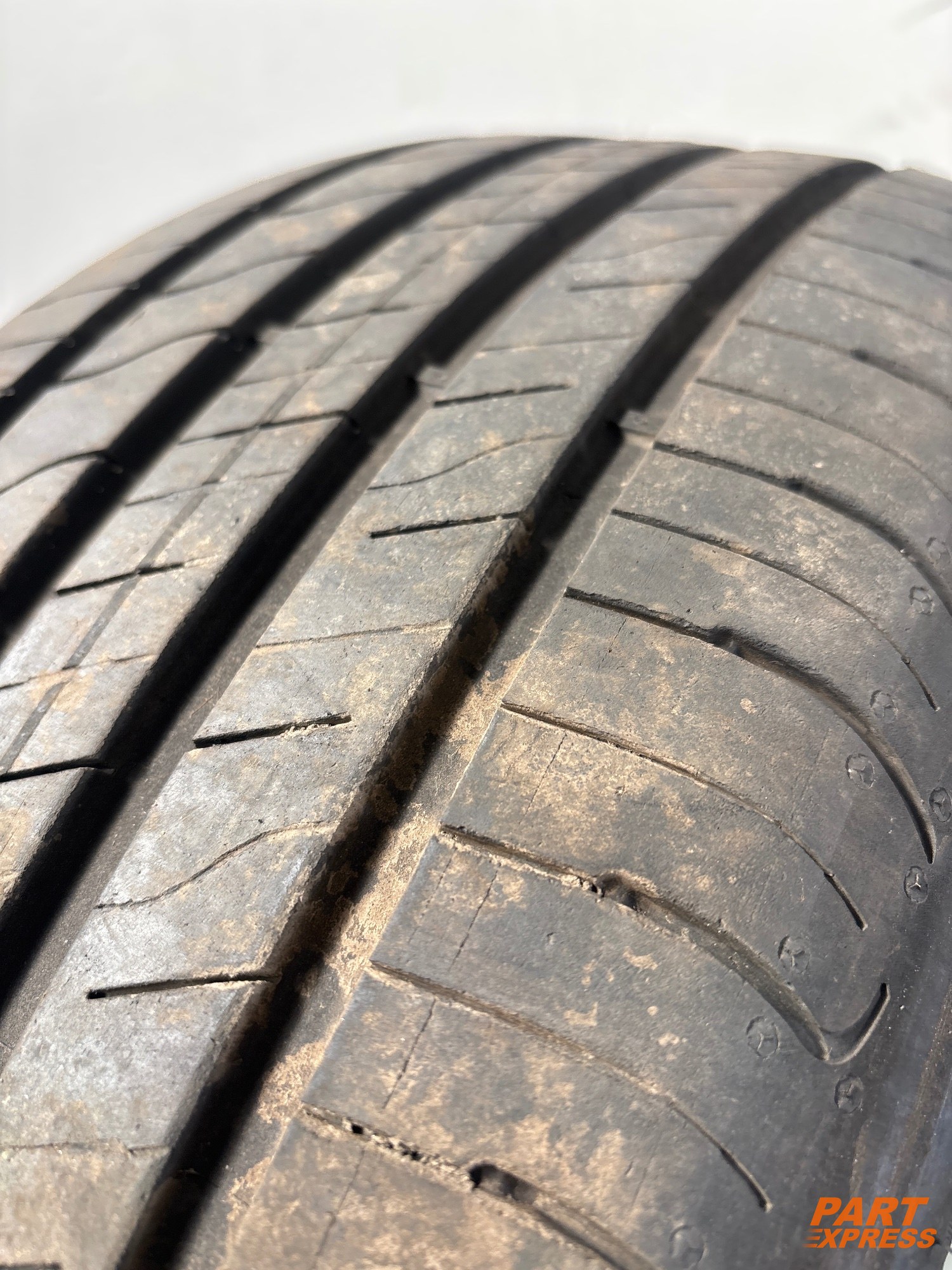 Reifen Goodyear 215/55 R17 98W 4mm – 3