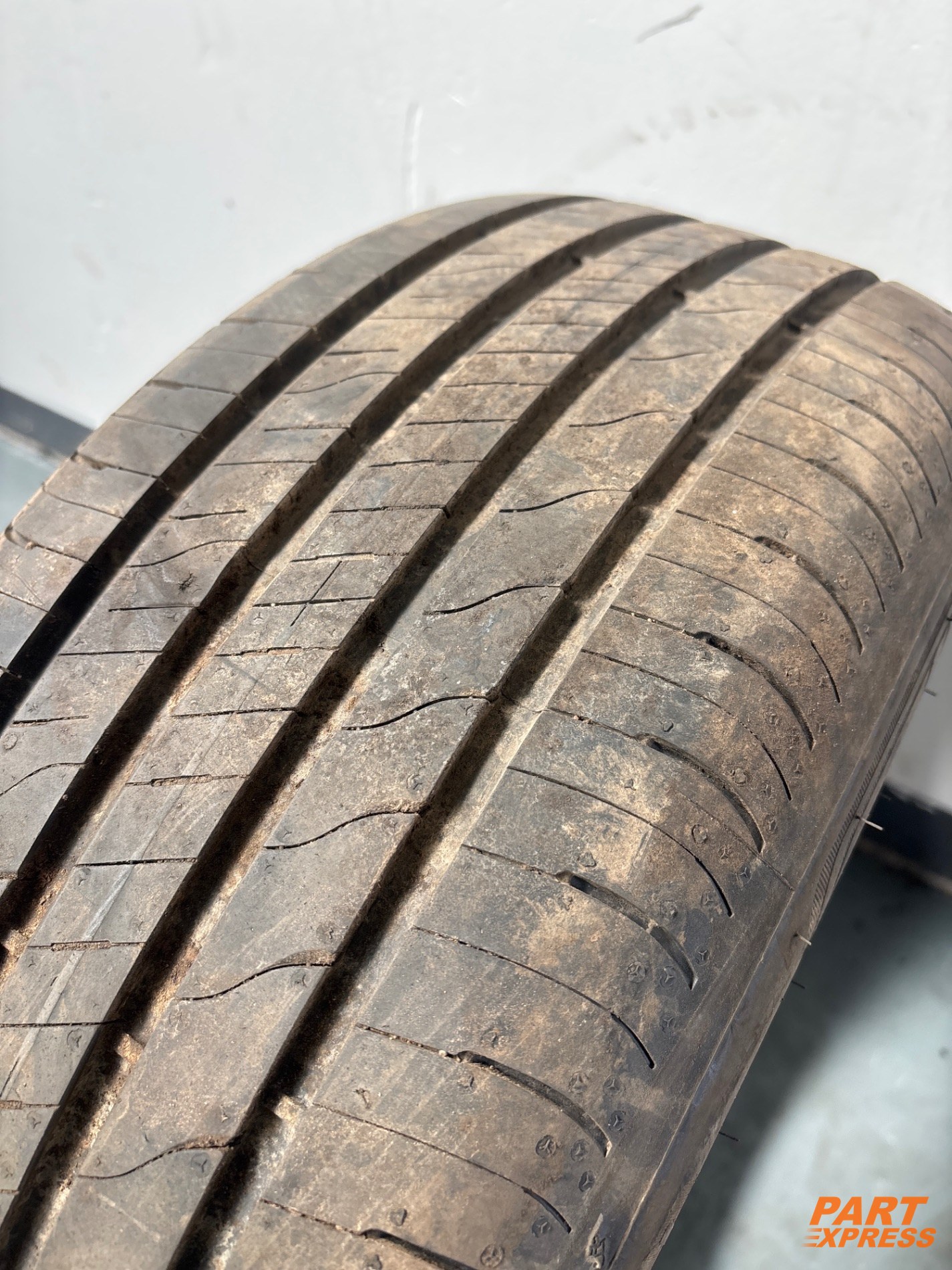 Reifen Goodyear 215/55 R17 98W 5mm – 3