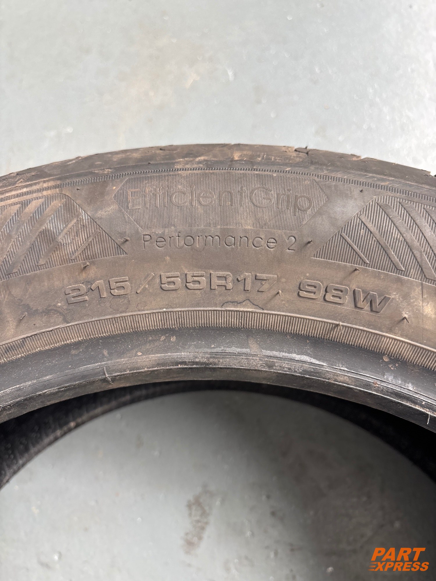 Reifen Goodyear 215/55 R17 98W 5mm – 4