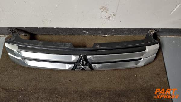 Frontgrill Kühlergrill Mitsubishi Outlander III GF Silber U17A 2012 - 2021