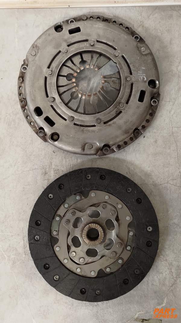 Schwungrad 03L105266CD 1.6l Diesel Audi Skoda VW Seat CAYC 77kW 89tkm