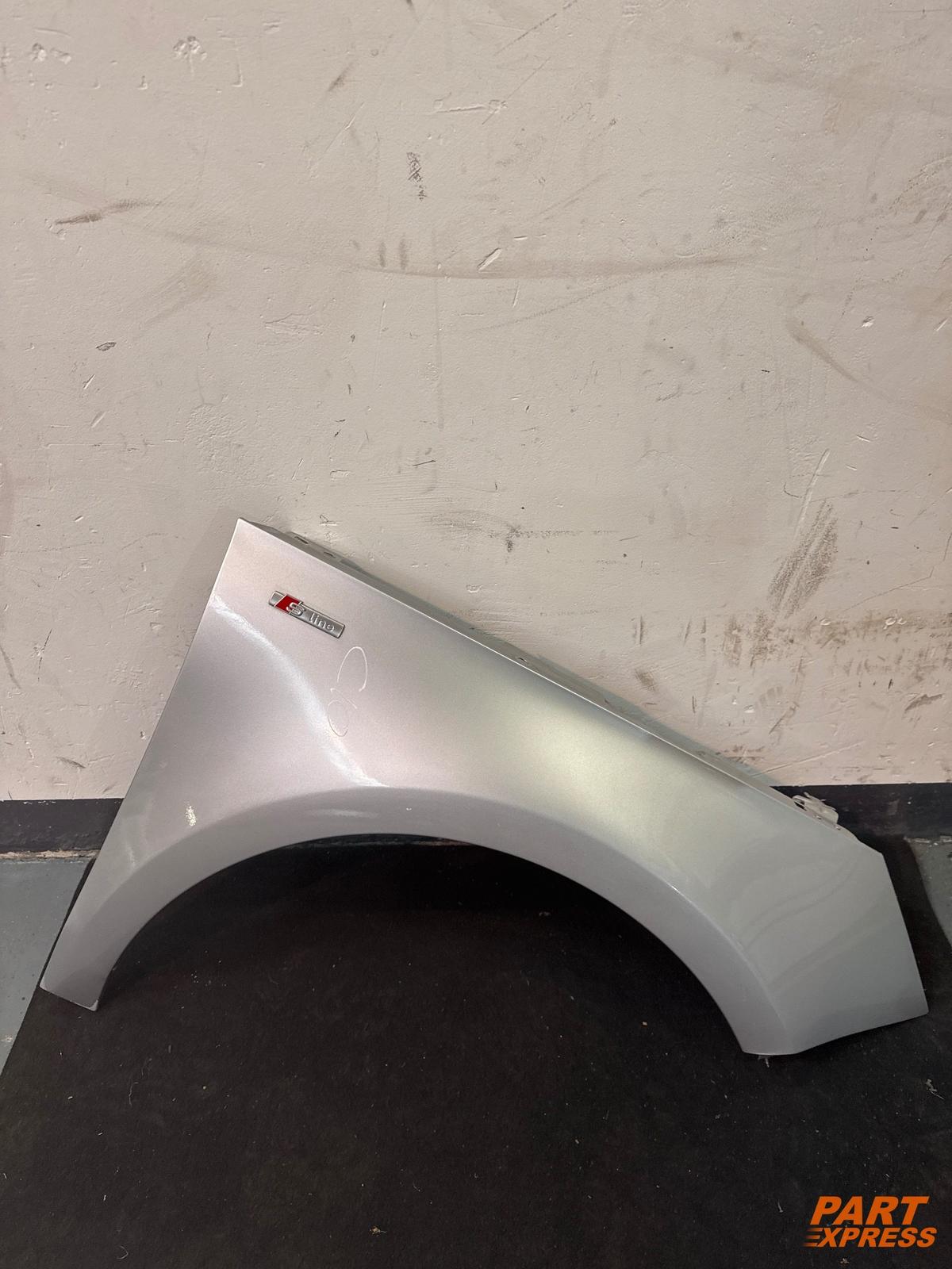 Błotnik Prawy Audi A1 8X Srebrny P5 Eissilber Metallic 2010 - 2018