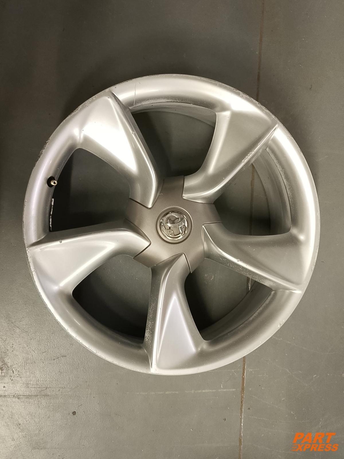 Alufelge 19 Zoll Opel Astra J GTC 8Jx19 ET36 13312751